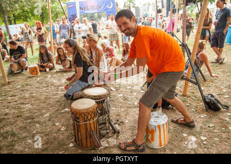 Bratislava, Slowakei. 24 August, 2018. Die Besucher der Aufstand Music Festival drum und ihre Zeit genießen. Stockfoto