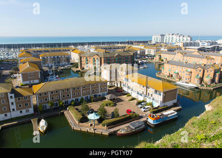 Brighton Marina mit luxuriösen Executive Apartment Gebäude und Boote und Yachten vor Anker East Sussex England Großbritannien Stockfoto