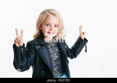 Schöne Mädchen mit lockigem Haar blond Frisur Standortwahl auf der Party im Kleid mit Pailletten und schwarze Jacke. Silberne Folie auf dem Boden. Anhand von quantitativen Simulatio Stockfoto