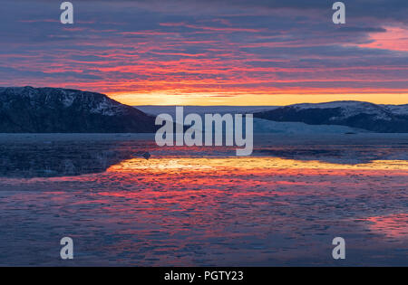 Sonnenaufgang vor der Küste von Grönland in der Nähe von Eqip Sermia Gletscher an der Westküste Grönlands Stockfoto