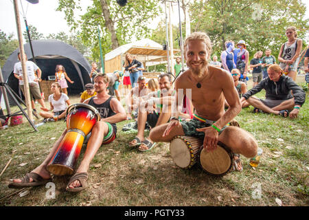 Bratislava, Slowakei. 24 August, 2018. Die Besucher der Aufstand Music Festival drum und ihre Zeit genießen. Stockfoto