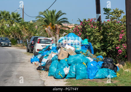 Müllberge auf der Seite der Straße auf der griechischen Ferieninsel Korfu aufgrund einer Krise mit Entsorgung auf der Insel. Stockfoto