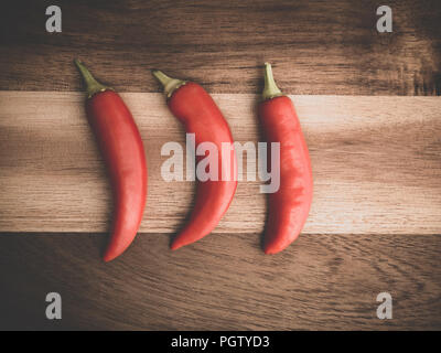 Dekoration von red chili peppers auf Holz. Einstellen Stockfoto