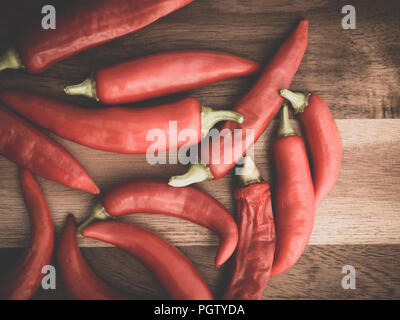 Dekoration von Chili peppers auf Holz. Einstellen Stockfoto