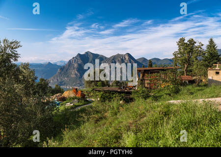 Ländliche italienische Landschaft am Iseo See und die Berge am Horizont. Italien Stockfoto