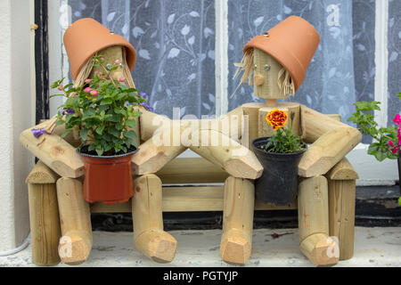 Kreative Holz-, handmade DIY-Skulptur des tv Zeichen Bill und Ben der Blumentopf Männer, auf der Fensterbank eines alten Hauses in Hastings, East Sussex. Stockfoto