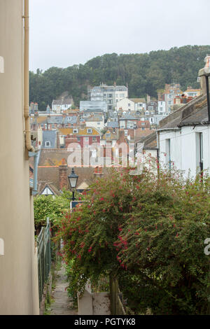 Blick von einer der kleinen Straßen in der Altstadt von Hastings, auf einen großen Teil der Stadt mit seiner reichen Vielfalt in Arten von Häusern und Gebäuden. Stockfoto