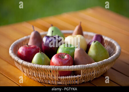 Ein Obstkorb mit Äpfeln und Birnen von verschiedenen Sorten Stockfoto