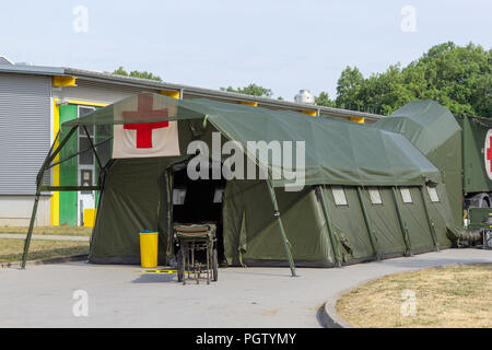 Münster/Deutschland - VOM 16. JUNI 2018: Die deutschen militärischen Bereich Krankenhaus steht auf einer Platte beim Tag der offenen Tür in einer Baracke Stockfoto