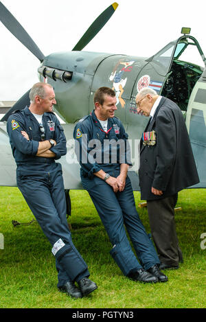 Mieczyslaw Sawicki, polnischer Jagdpilot des 2. Weltkrieges 318. Veteran des Zweiten Weltkriegs mit den Piloten von Spitfire und RAF BBMF Russ Allchorne Ian Smith Stockfoto