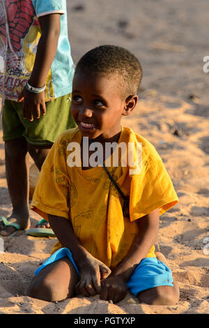 FERLO WÜSTE, SENEGAL - Apr 25, 2017: Unbekannter Fulani kleine Junge lächelt. Fulanis (peul) sind die größten Stamm in Westafrikanischen Savannen Stockfoto