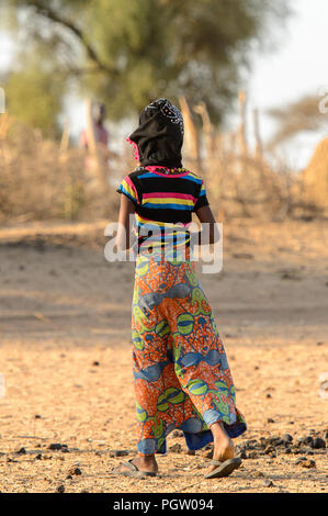 FERLO WÜSTE, SENEGAL - Apr 25, 2017: Unbekannter Fulani Frau im Kopftuch Spaziergänge entlang der Straße von hinten. Fulanis (peul) sind die größten Stamm Stockfoto