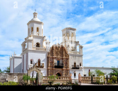 Die Mission San Xavier vor einem blauen Himmel mit weißen Wolken. Stockfoto