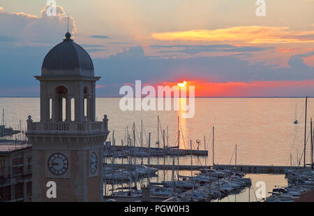 Sonnenuntergang über dem Golfo di Trieste (Golf von Triest), Italien. Marina San Giusto im Vordergrund. Stockfoto