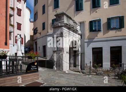Jetzt ein fester Bestandteil einer modernen Wohngegend, der Arco di Riccardo (Arch von Richard), Triest, Italien, wurde von den Römern im ersten Jahrhundert N.CHR. wie gebaut Stockfoto