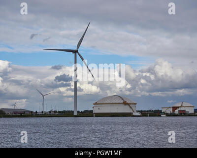 Eines der vielen großen Windkraftanlagen auf den Containerhafen in Den Haag in der Nähe von Amsterdam in den Niederlanden gesehen. Stockfoto