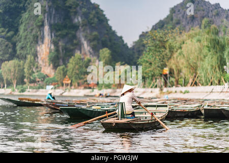 Bootsfahrt von Vung Straßenbahn Pier. Traditionelle Paddle - Bootsfahrt können die Touristen wirklich die Schönheit der Natur entlang der Ngo Dong Fluss zu schätzen wissen. Stockfoto