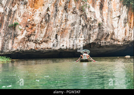 Bootsfahrt von Vung Straßenbahn Pier. Traditionelle Paddle - Bootsfahrt können die Touristen wirklich die Schönheit der Natur entlang der Ngo Dong Fluss zu schätzen wissen. Stockfoto
