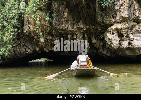 Bootsfahrt von Vung Straßenbahn Pier. Traditionelle Paddle - Bootsfahrt können die Touristen wirklich die Schönheit der Natur entlang der Ngo Dong Fluss zu schätzen wissen. Stockfoto