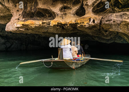 Bootsfahrt von Vung Straßenbahn Pier. Traditionelle Paddle - Bootsfahrt können die Touristen wirklich die Schönheit der Natur entlang der Ngo Dong Fluss zu schätzen wissen. Stockfoto