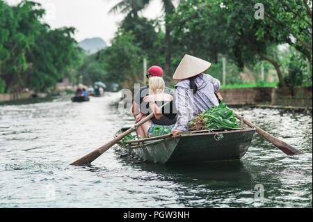 Bootsfahrt von Vung Straßenbahn Pier. Traditionelle Paddle - Bootsfahrt können die Touristen wirklich die Schönheit der Natur entlang der Ngo Dong Fluss zu schätzen wissen. Stockfoto