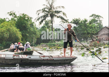 Oktober 17, 2016 - Van Lam Dorf, Vietnam. Lokale Frau Rudern ein Boot in der Nähe der Vung Straßenbahn Pier. Traditionelle paddle-Boote entlang der Ngo Dong Fluss. Stockfoto