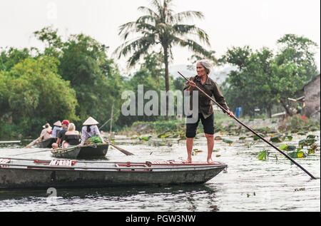 Oktober 17, 2016 - Van Lam Dorf, Vietnam. Lokale Frau Rudern ein Boot in der Nähe der Vung Straßenbahn Pier. Traditionelle paddle-Boote entlang der Ngo Dong Fluss. Stockfoto