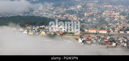 Häuser in der Stadt Da Lat, Vietnam, wo es als kleines Paris bekannt ist. Es ist das erste des 20. Jahrhunderts mit dem berühmten architektonischen Werke schön geformt Stockfoto