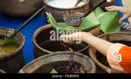 Indonesische traditionelle süße Brei zum Nachtisch und sehr berühmten während Ramadan Bubur Mutiara in traditioneller Markt Stockfoto