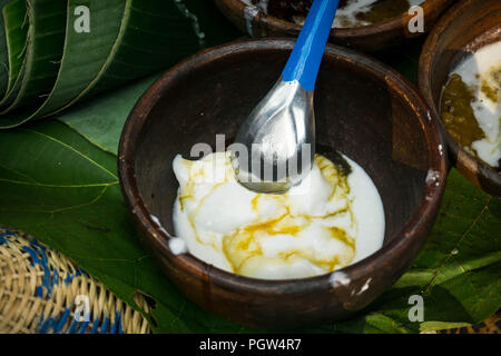 Bubur sumsum, Reisbrei mit Palm Zucker und pandan Blatt in Indonesien Stockfoto