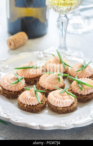 Köstliches Mousse von geräuchertem Lachs, Quark und Schnittlauch auf Roggenbrot Schichten. Selektiver Fokus Stockfoto