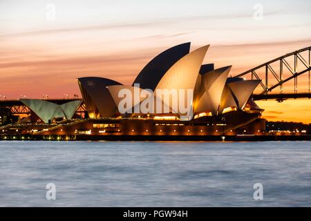 Sonnenuntergang Blick auf Sydneys Hafen, die Harbour Bridge und das Opernhaus. Sydney, NSW, Australien Stockfoto