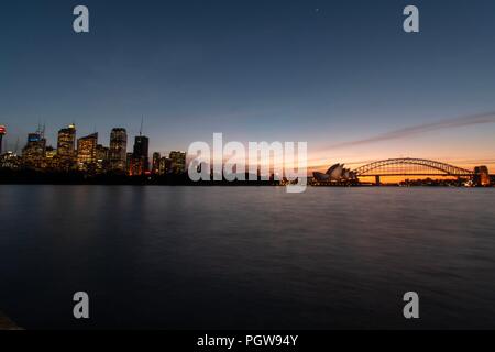 Sonnenuntergang Blick auf Sydneys Hafen, die Harbour Bridge und das Opernhaus. Sydney, NSW, Australien Stockfoto
