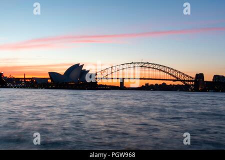 Sonnenuntergang Blick auf Sydneys Hafen, die Harbour Bridge und das Opernhaus. Sydney, NSW, Australien Stockfoto