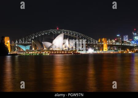 Die Harbour Bridge ein Opernhaus bei Nacht, Sydney NSW Australien Stockfoto