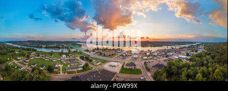 Eine vollständige Antenne Panoramablick von Point Pleasant, West Virginia, Ohio, Kanawha River und Brücken mit den Sonnenuntergang über der Stadt. Stockfoto