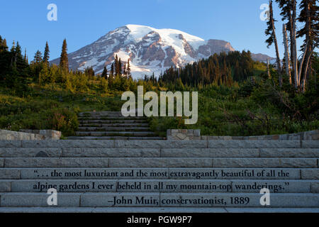 Mt Rainier und John Muir Kostenvoranschlag auf Steinstufen, die auf mehrere führen Stockfoto