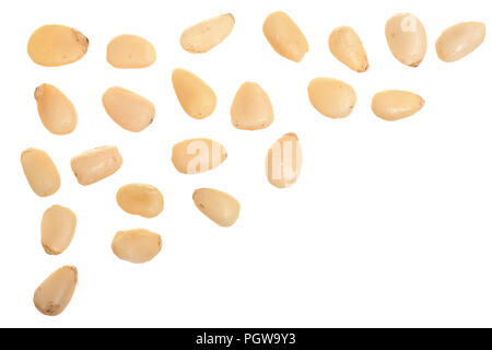 Cedar enthäutet Pinienkerne auf weißem Hintergrund. Ansicht von oben. Flach Stockfoto