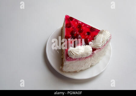 Stück cranberry Kuchen auf dem Teller auf weißem Hintergrund Stockfoto