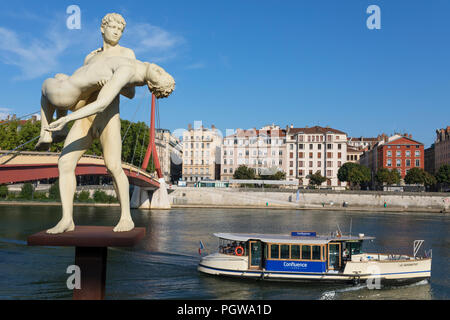 LYON - FRANKREICH - August 21, 2018: Passerelle du Palais de Justice und die Statue "Das Gewicht eines Selbst' von Michael Elmgreen & Ingar Dragset. Stockfoto