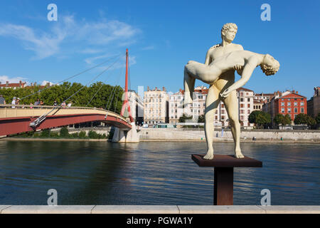 LYON - FRANKREICH - August 21, 2018: Passerelle du Palais de Justice und die Statue "Das Gewicht eines Selbst' von Michael Elmgreen & Ingar Dragset. Stockfoto