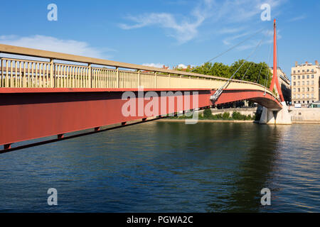 Red suspension Fußgängerbrücke über die Saone Fluss, Lyon, Frankreich Stockfoto