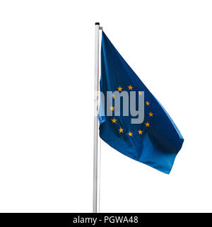 Flagge der Europäischen Union auf einem Fahnenmast auf weißem Hintergrund. Stockfoto