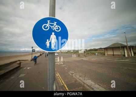 Gemeinschafts-Route für Radfahrer und Fußgänger nur Zeichen (runder, blauer Wegweiser, der Pfad ist ein Fahrrad- und Fußgänger-Lane) Stockfoto