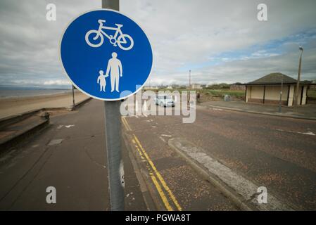 Gemeinschafts-Route für Radfahrer und Fußgänger nur Zeichen (runder, blauer Wegweiser, der Pfad ist ein Fahrrad- und Fußgänger-Lane) Stockfoto