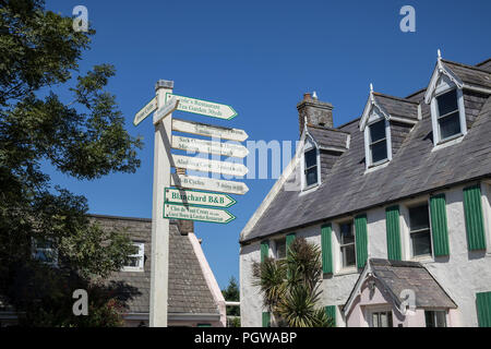 Ein Wegweiser auf Sark Insel, in der Nähe von Guernsey, und ein Teil der Channel Islands Stockfoto