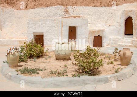 Innenhof der Berber unterirdischen Wohnungen, Matmata, Tunisa Stockfoto