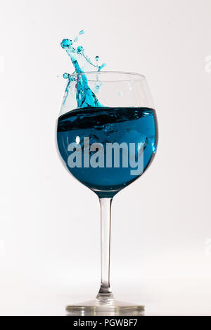 Blaue Limonade in ein hohes Glas Wein Spritzen mit Ice Cube Stockfoto