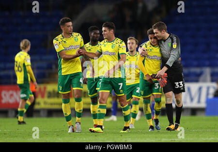 Norwich City Ben Godfrey und Ben Marshall feiern ihren Sieg in der carabao Cup, zweite Runde an der Cardiff City Stadium, Cardiff. Stockfoto