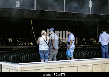 Fatima, Portugal - 5. Juli 2010: Pilger in Fatima, Portugal, Beleuchtung Kerzen in der Erfüllung verspricht Stockfoto